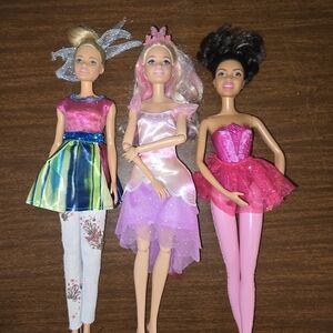 Lot of 3 barbies